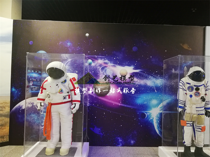 艙外宇航服、艙內(nèi)宇航服-中國太空服模型