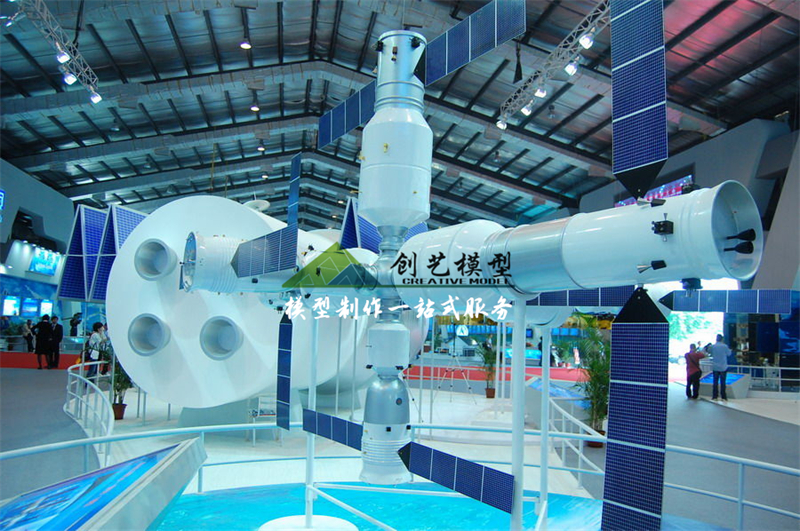 中國為未來空間站吊裝模型